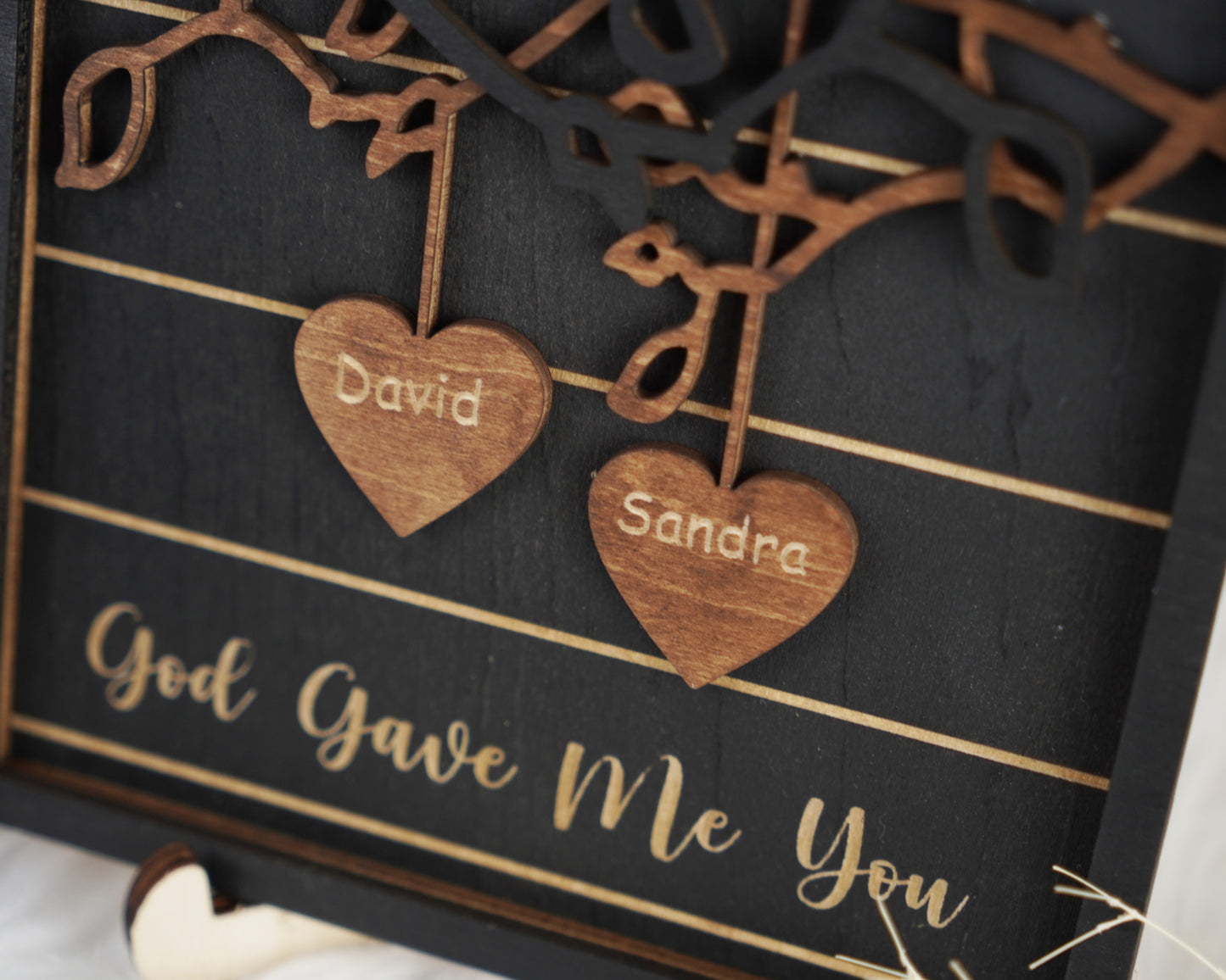 Netecom Christmas Wooden Frame – Personalized Heart-Shaped Ornaments with Customizable Names and Tree Design