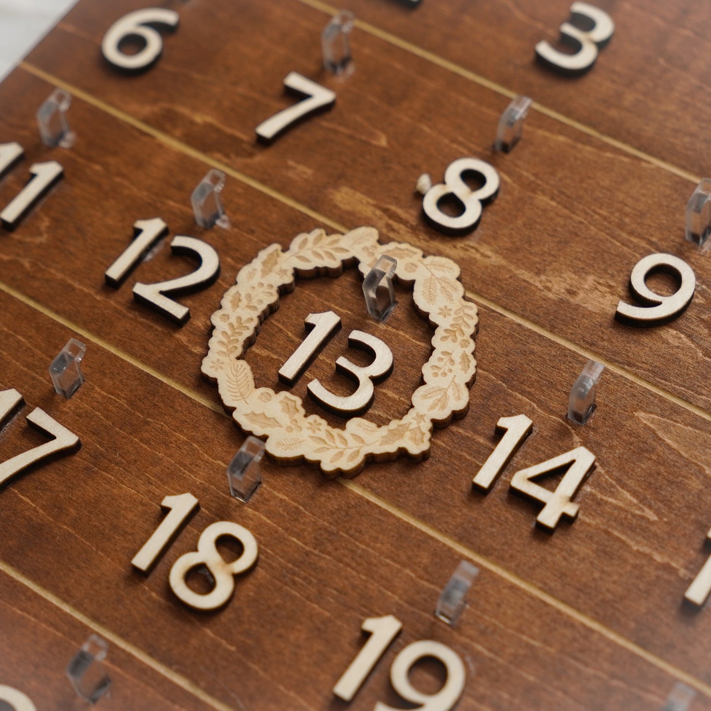 Netecom Wooden Christmas Countdown Sign – 2-Layer Holiday Calendar with Wreath Marker
