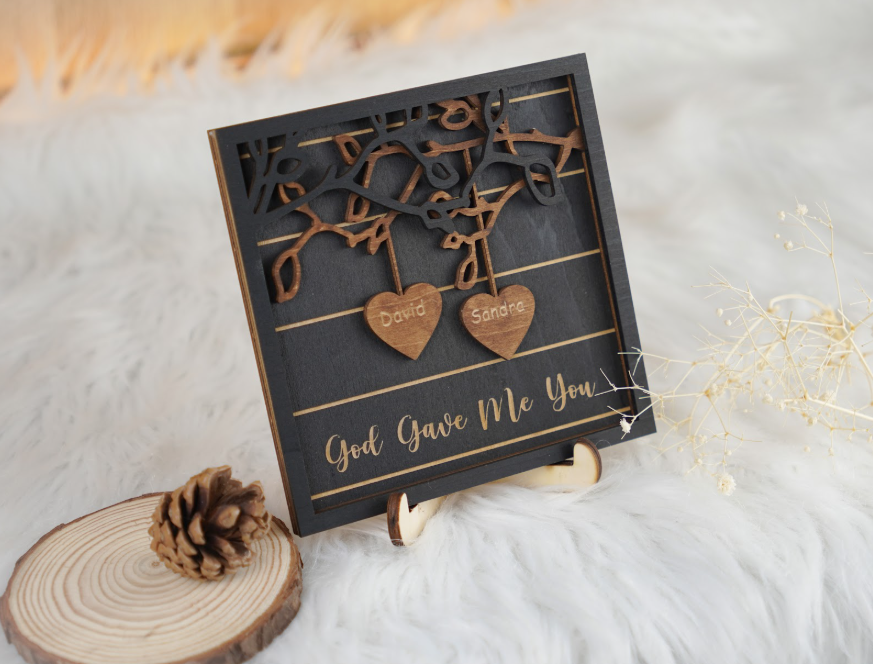 Netecom Christmas Wooden Frame  – Personalized Heart-Shaped Ornaments with Customizable Names and Tree Design