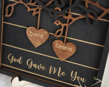 Netecom Christmas Wooden Frame  – Personalized Heart-Shaped Ornaments with Customizable Names and Tree Design