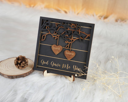 Netecom Christmas Wooden Frame  – Personalized Heart-Shaped Ornaments with Customizable Names and Tree Design